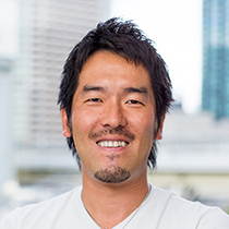 新居 佳英 氏